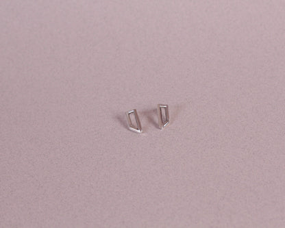 puces d'oreilles en argent massif évoquant un rectangle impossible