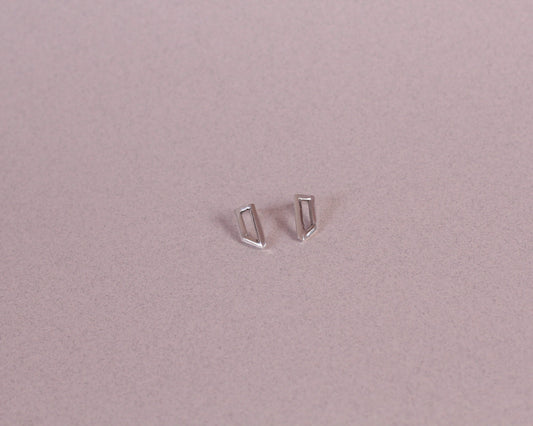 puces d'oreilles en argent massif évoquant un rectangle impossible